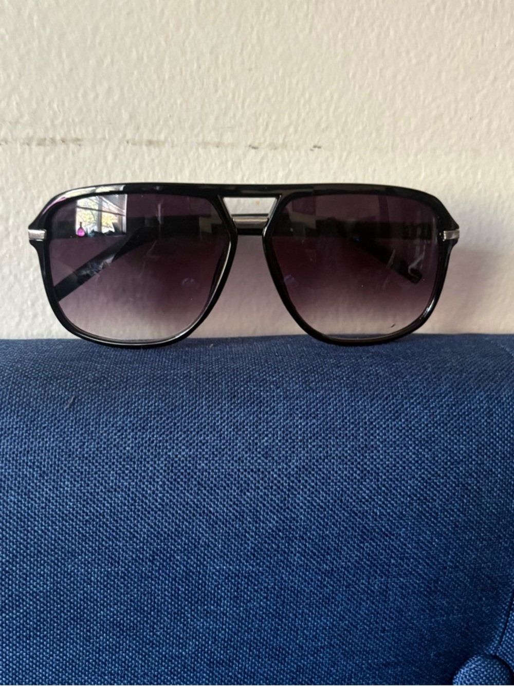 Black Aviator-Style Sunglasses with Gradient Lenses